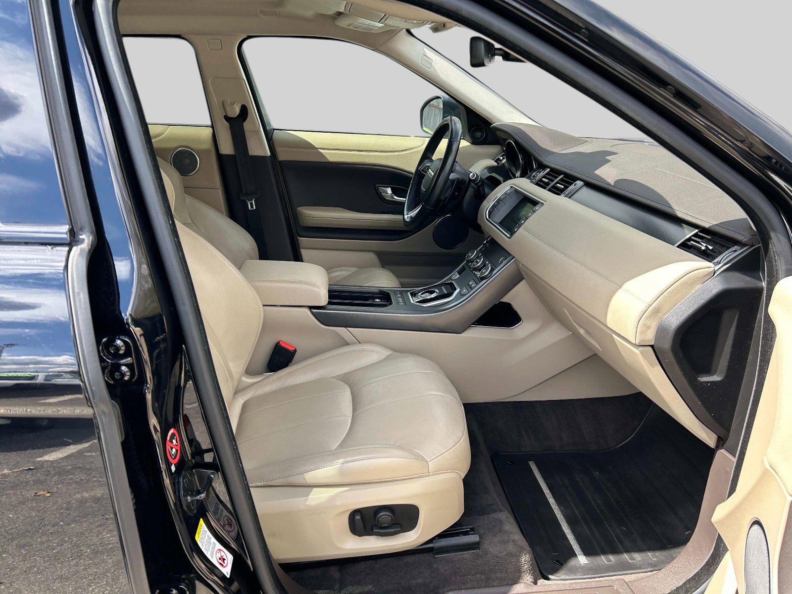 Used 2019 Land Rover Range Rover Evoque SE AWD/4WD image 19