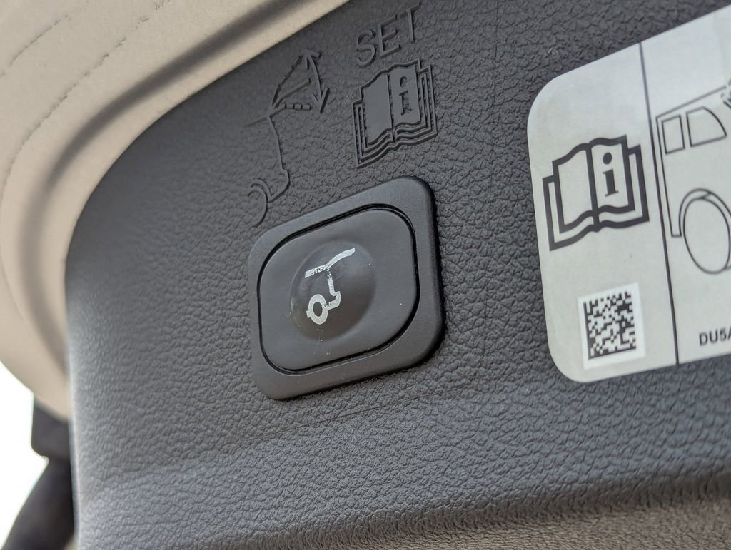 Used 2017 Ford Escape Titanium image 31