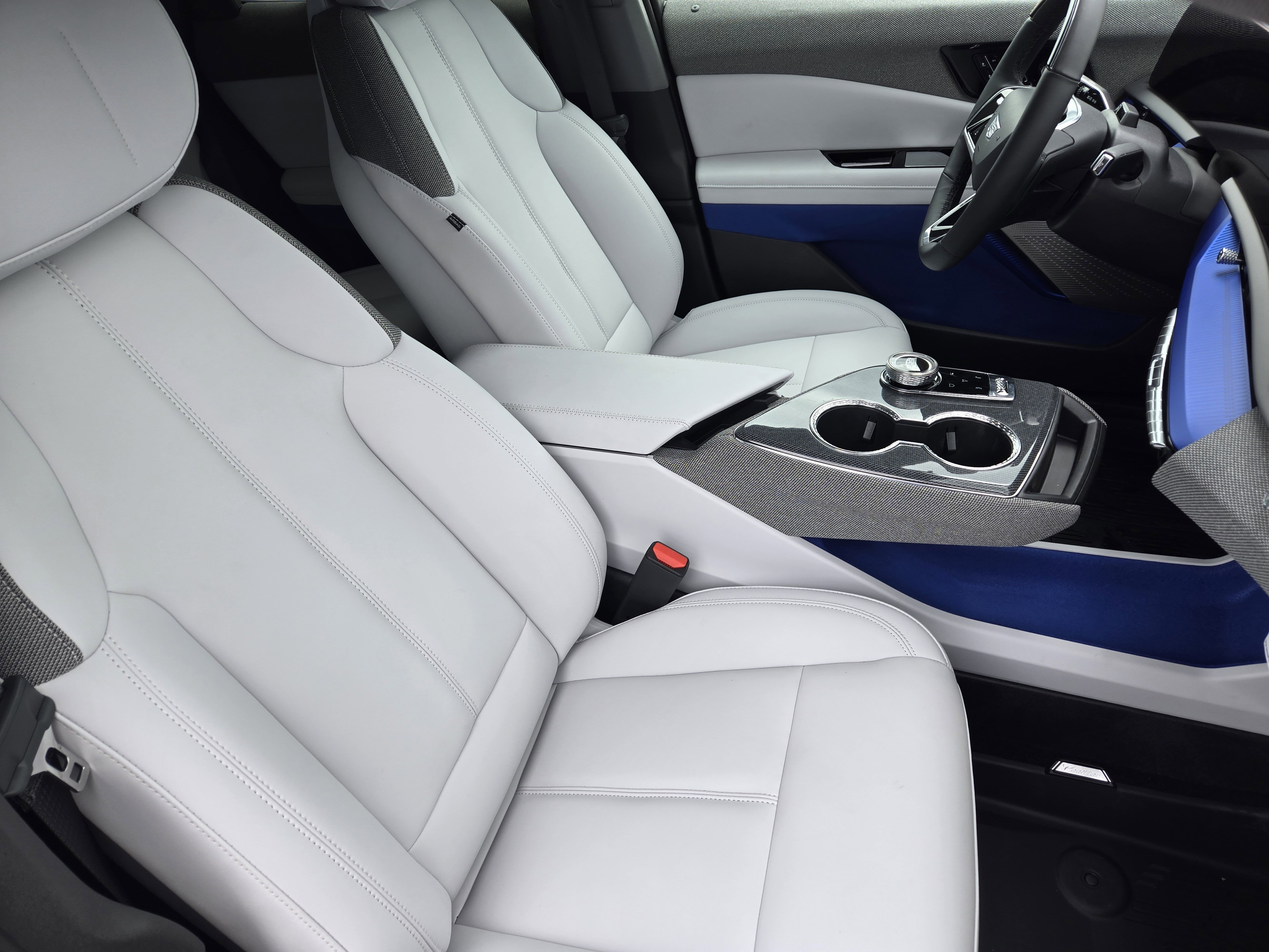 New 2025 Cadillac Optiq Luxury 1 w/ LPO, Floor Liner Package image 9