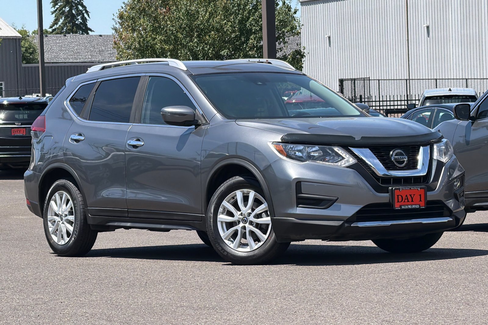 Used 2020 Nissan Rogue SV FWD image 2