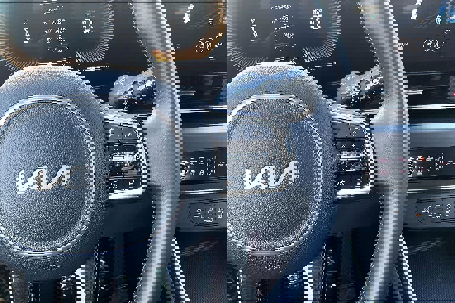 Used 2025 Kia Carnival image 21