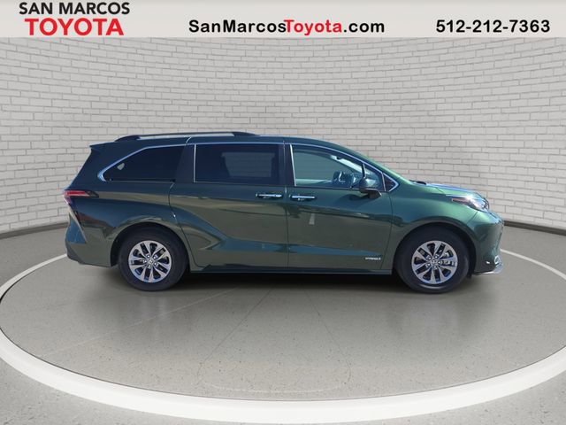 Used 2021 Toyota Sienna XLE image 4