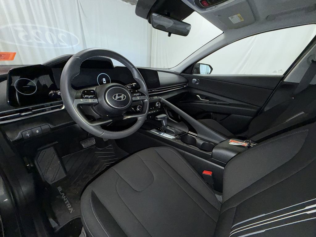 Used 2025 Hyundai Elantra SEL image 3