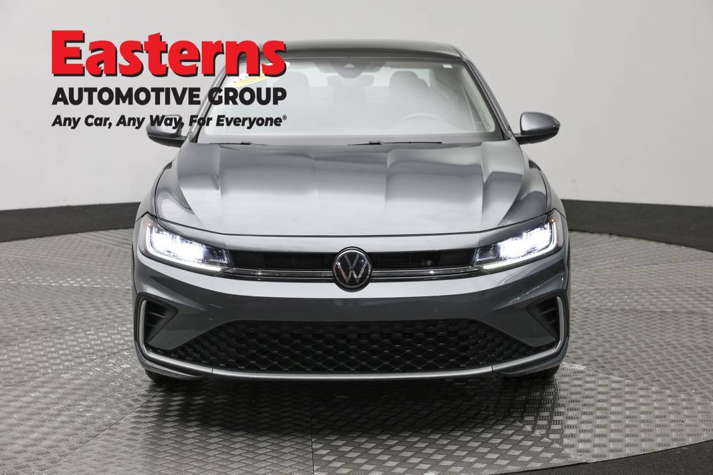 Used 2025 Volkswagen Jetta SE FWD image 3