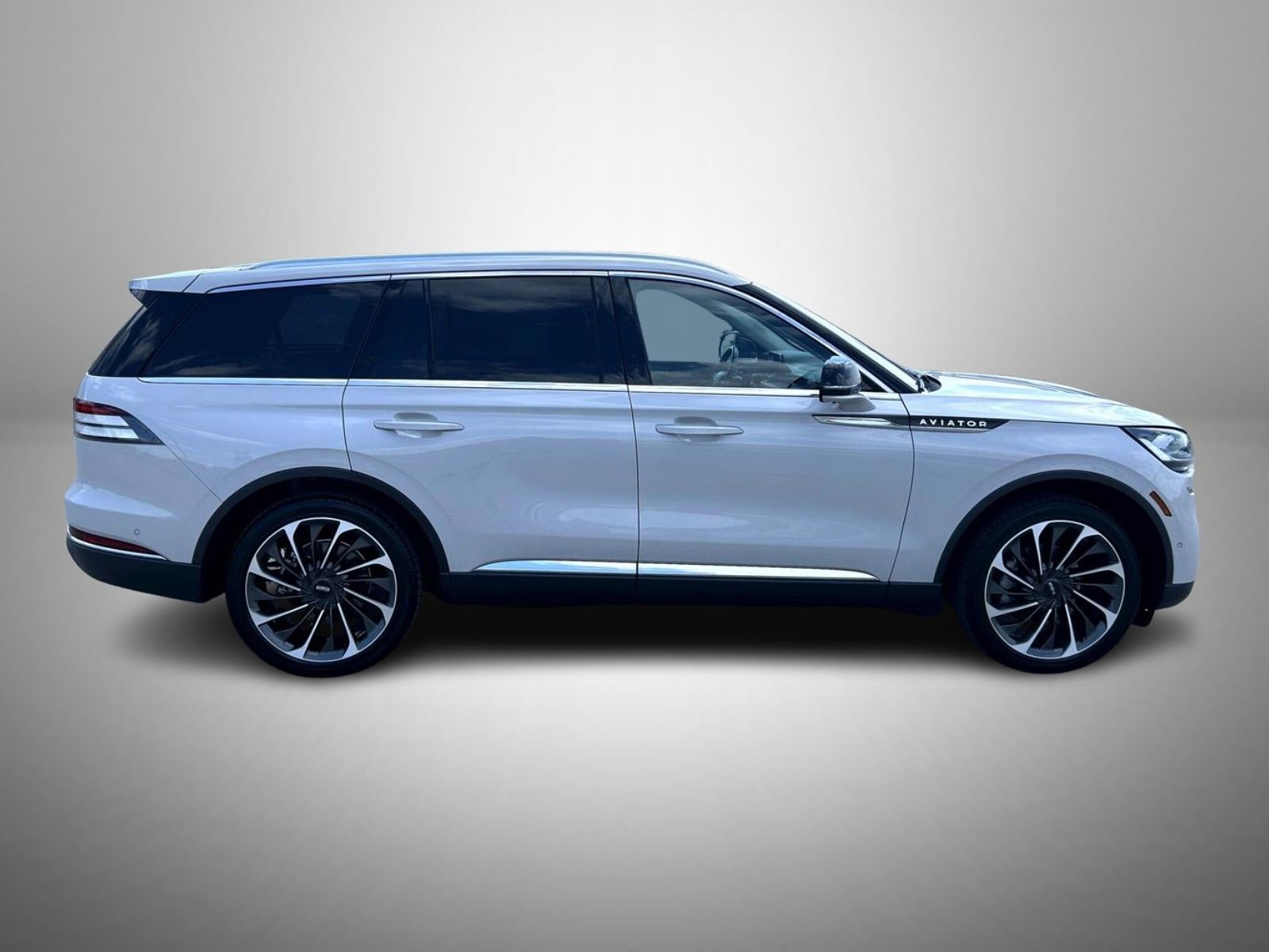 Used 2024 Lincoln Aviator Reserve w/ Equipment Group 201A AWD/4WD image 4