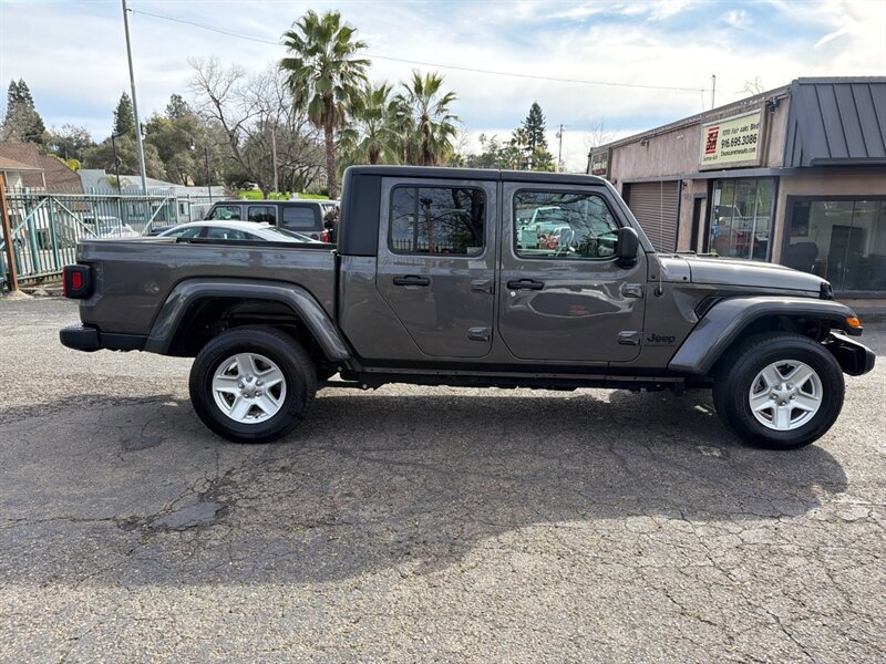 Used 2022 Jeep Gladiator Sport image 8
