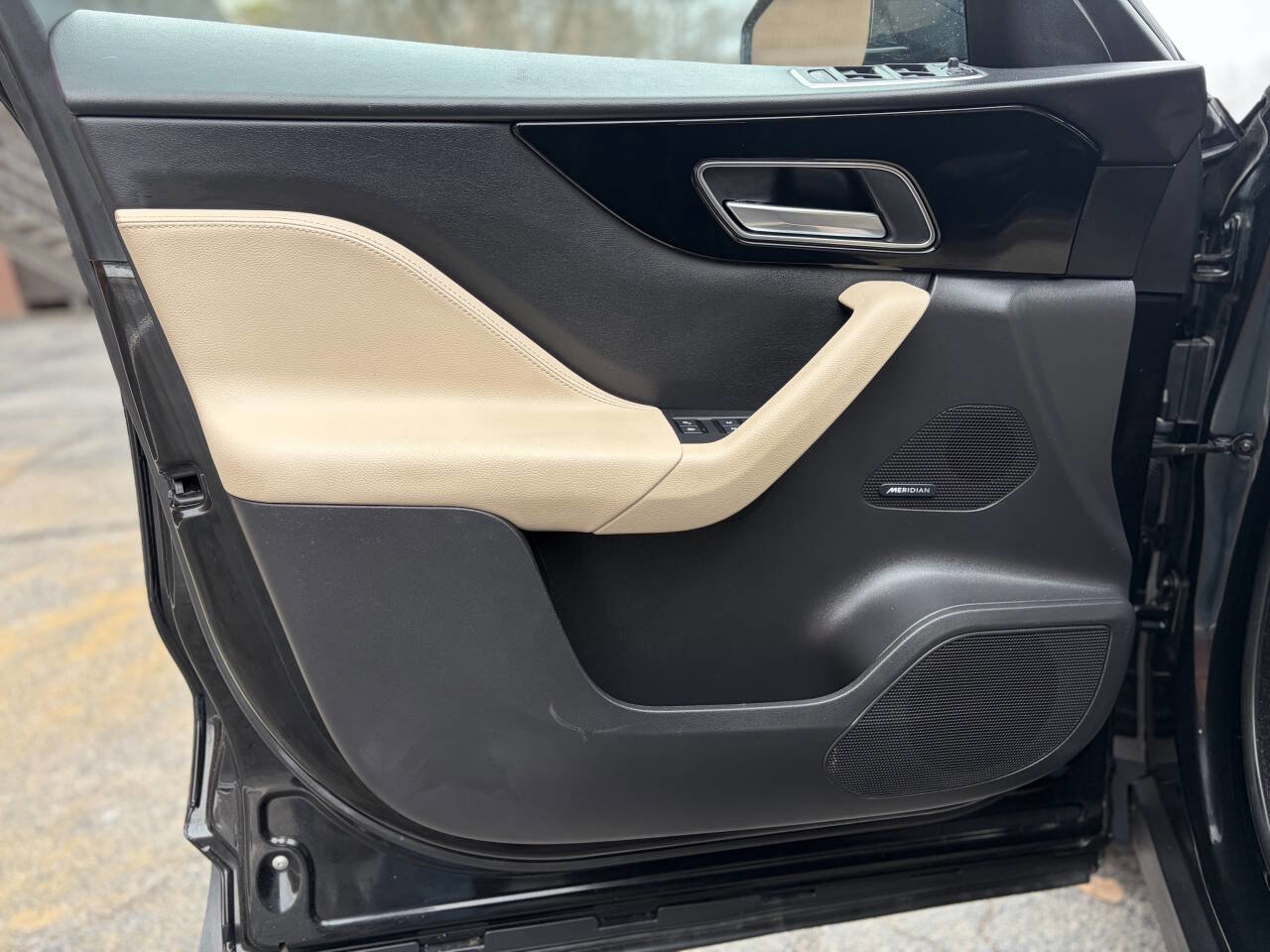 Used 2018 Jaguar F-PACE Premium image 11