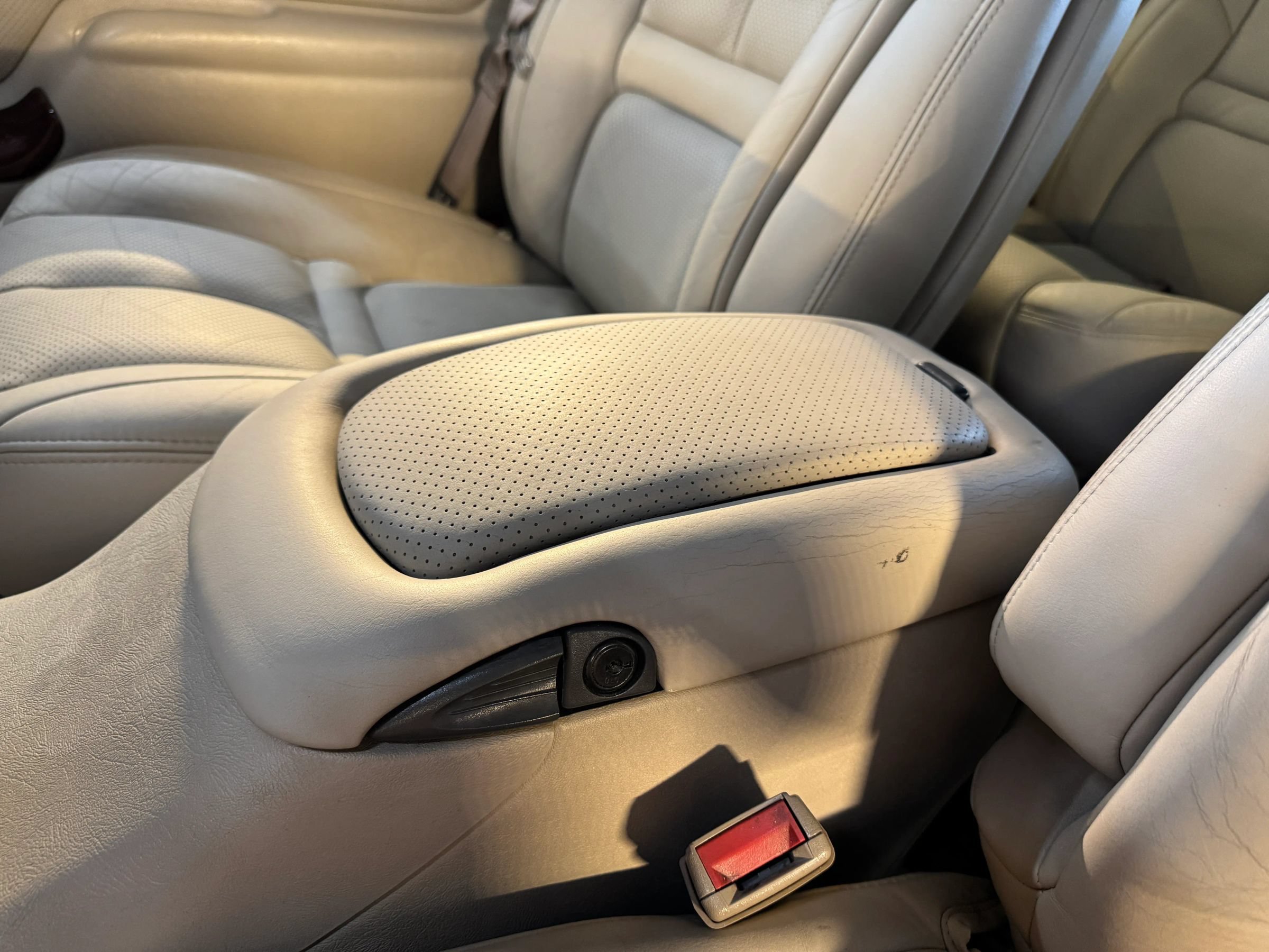 Used 2000 Cadillac Escalade 4WD image 21