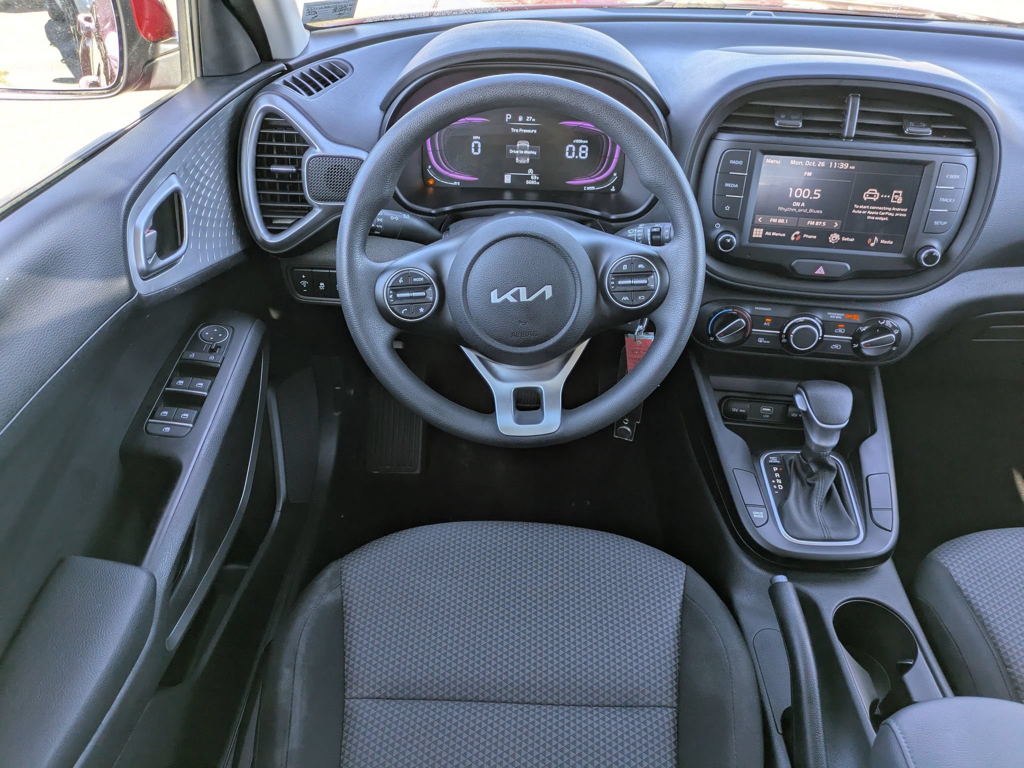 Used 2025 Kia Soul LX w/ LX Technology Package FWD image 16