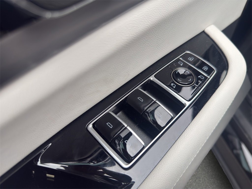 Used 2026 Cadillac Vistiq Luxury image 7