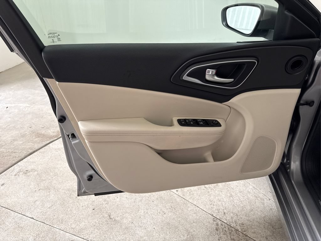Used 2017 Chrysler 200 Limited Platinum FWD image 31