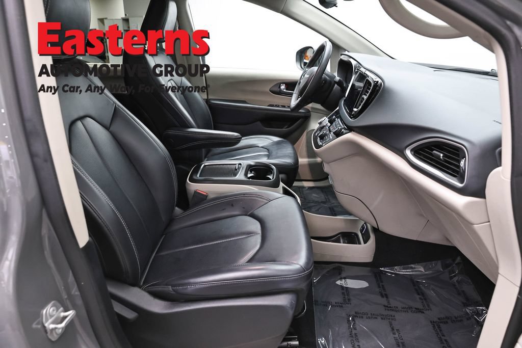 Used 2023 Chrysler Pacifica Touring-L FWD image 24