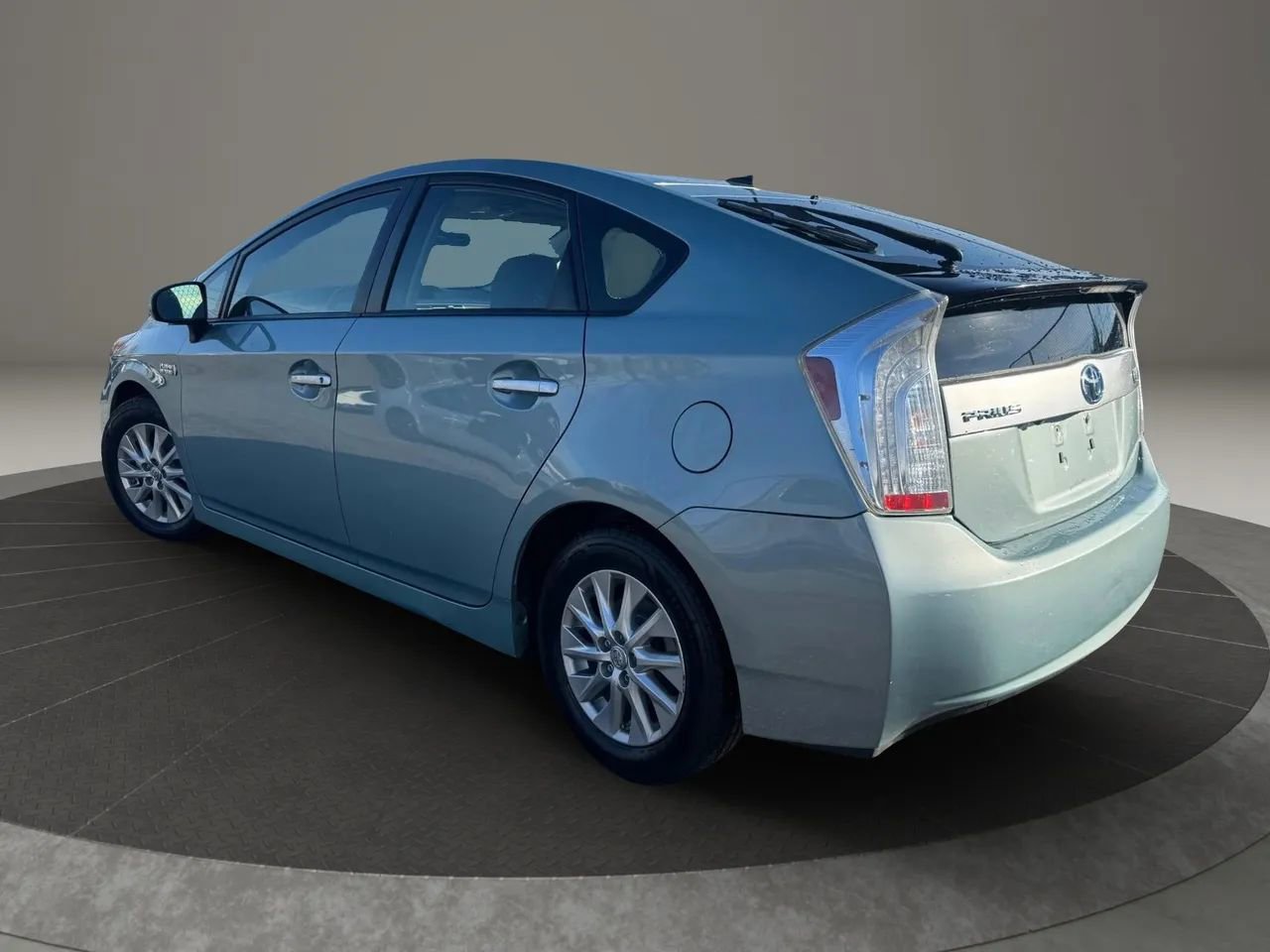 Used 2015 Toyota Prius Plug-In Hybrid image 5