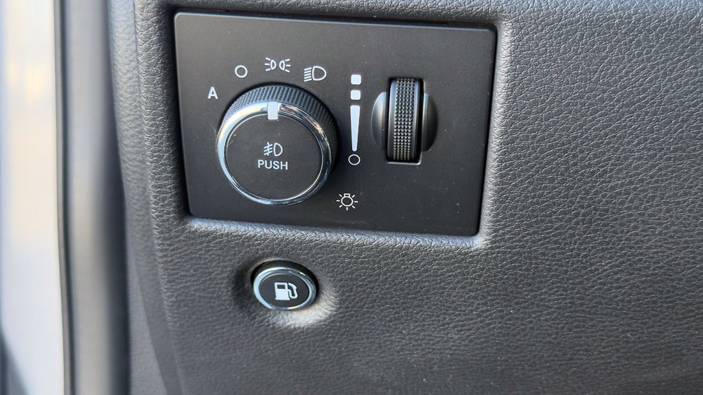 Used 2019 Jeep Grand Cherokee Altitude AWD/4WD image 23