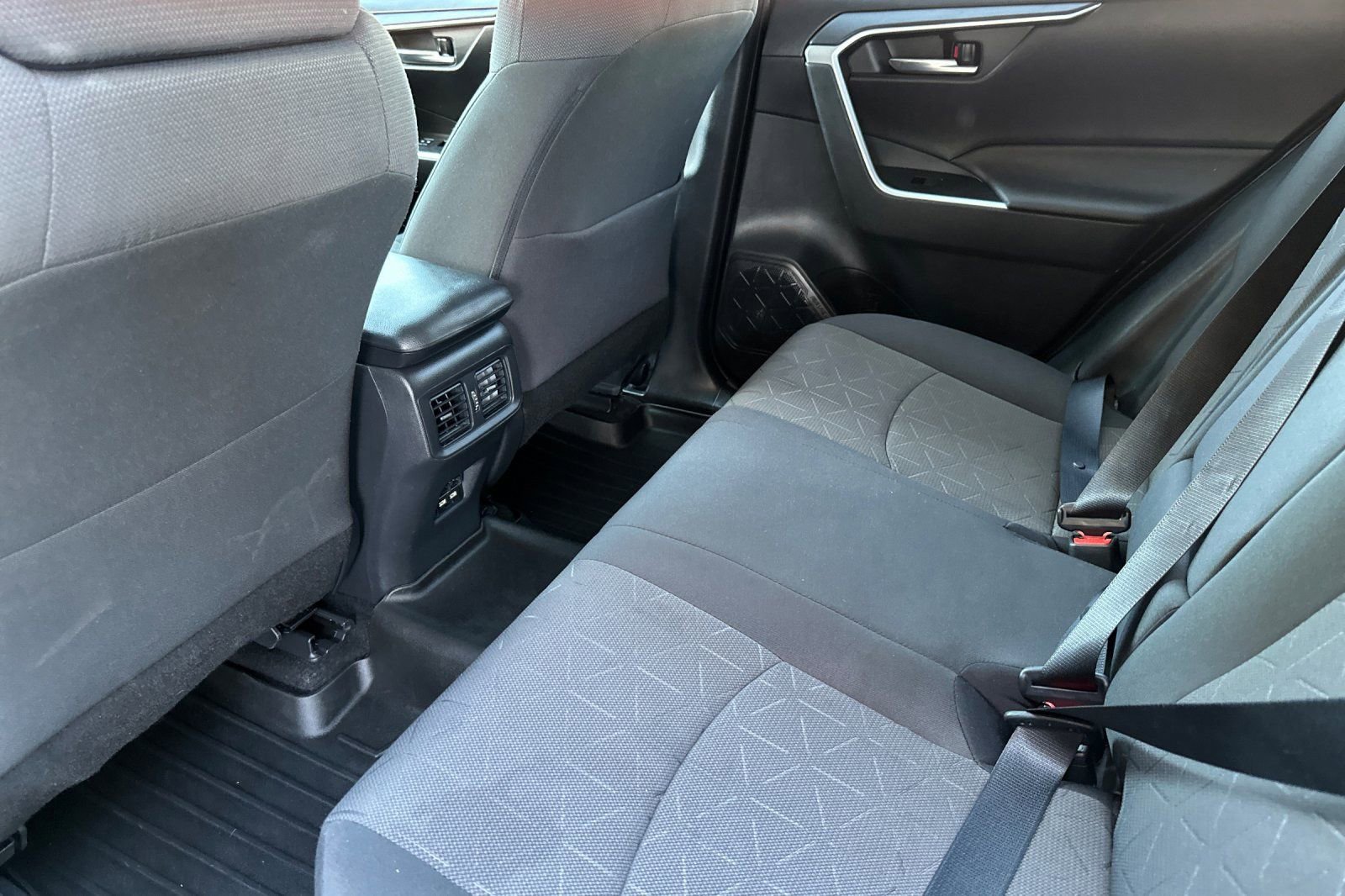 Used 2021 Toyota RAV4 XLE w/ Carpet Mat Package (TMS) image 13