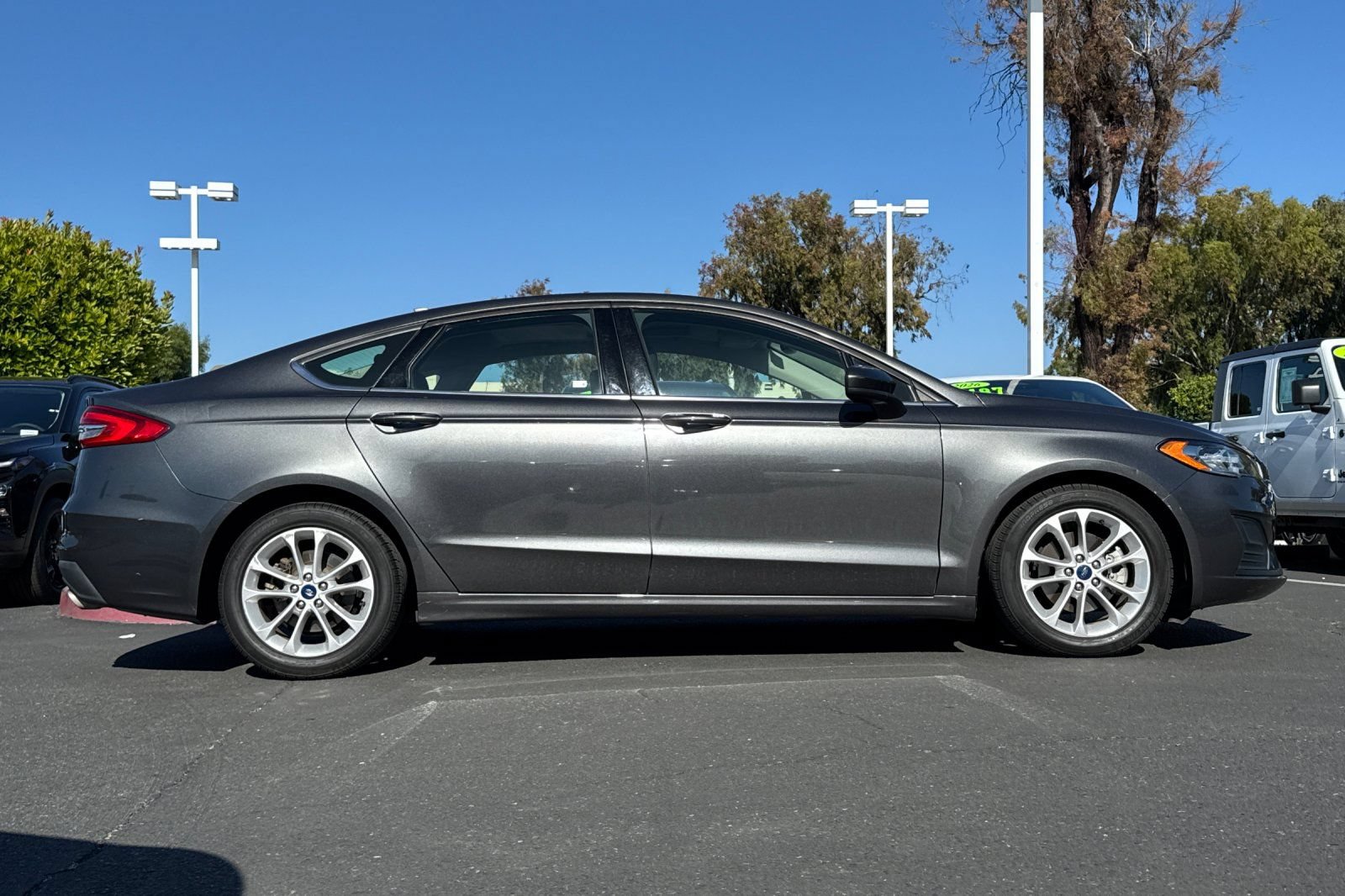 Used 2020 Ford Fusion SE FWD image 4