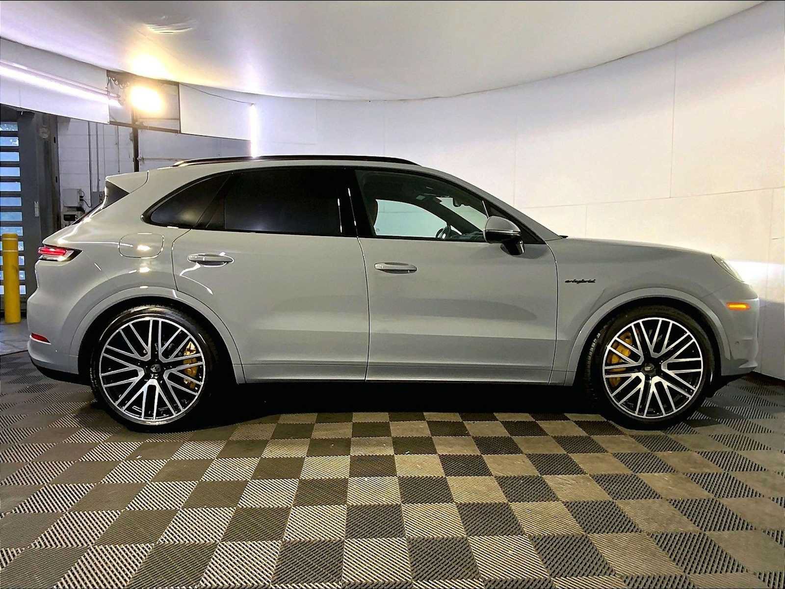 Certified 2025 Porsche Cayenne Turbo AWD/4WD image 8