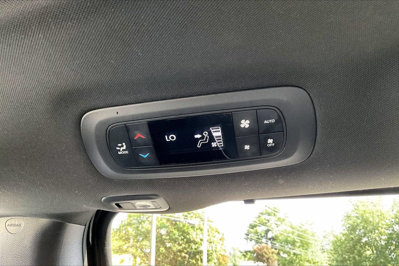 Used 2025 Chrysler Pacifica Limited FWD image 17