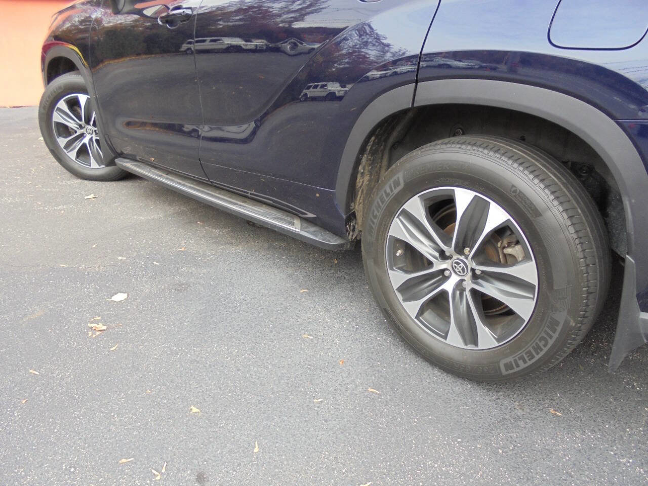 Used 2021 Toyota Highlander XLE AWD/4WD image 28