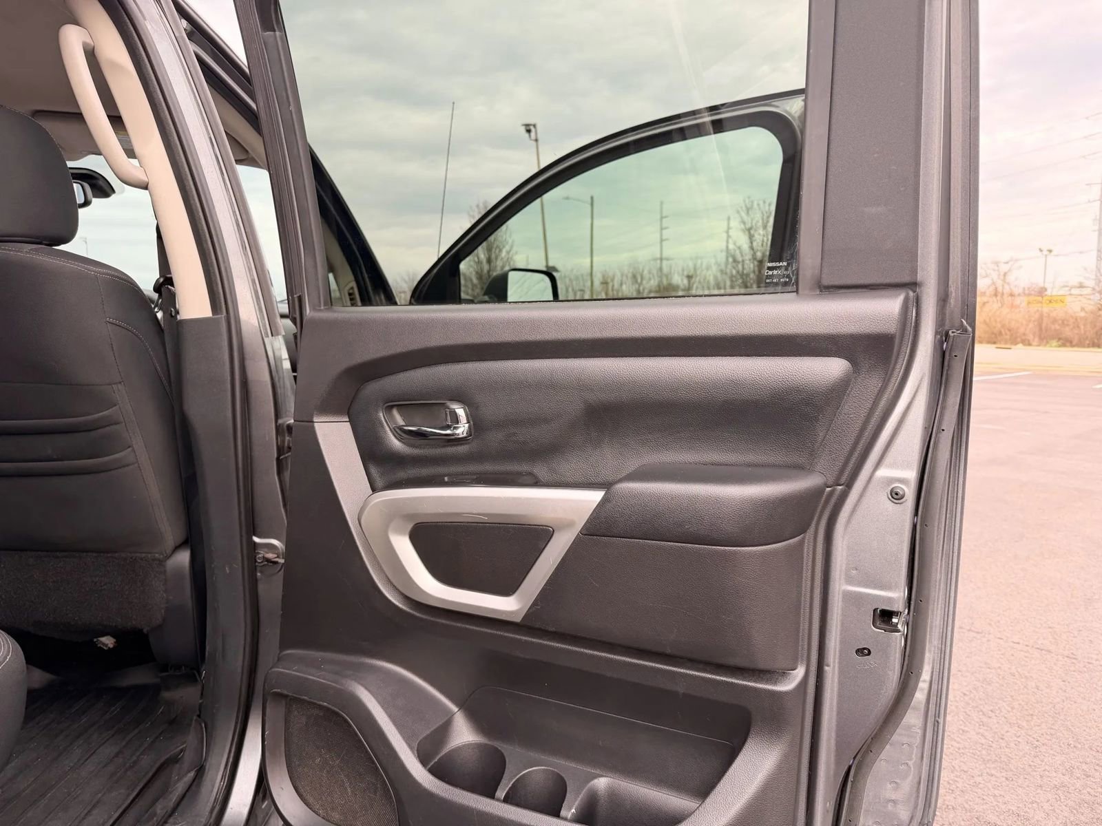 Used 2019 Nissan Titan SV w/ SV Convenience Package image 16