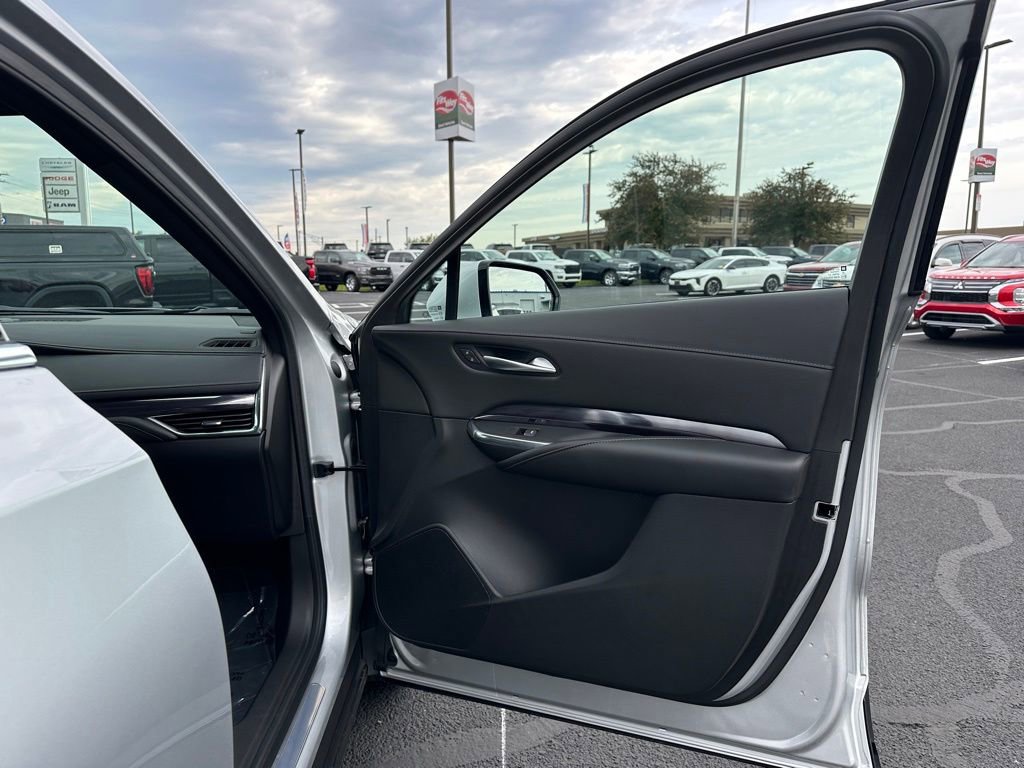 Used 2022 Cadillac XT4 Luxury w/ Cold Weather Package AWD/4WD image 18