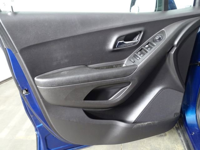 Used 2020 Chevrolet Trax LT w/ LT Convenience Package image 14