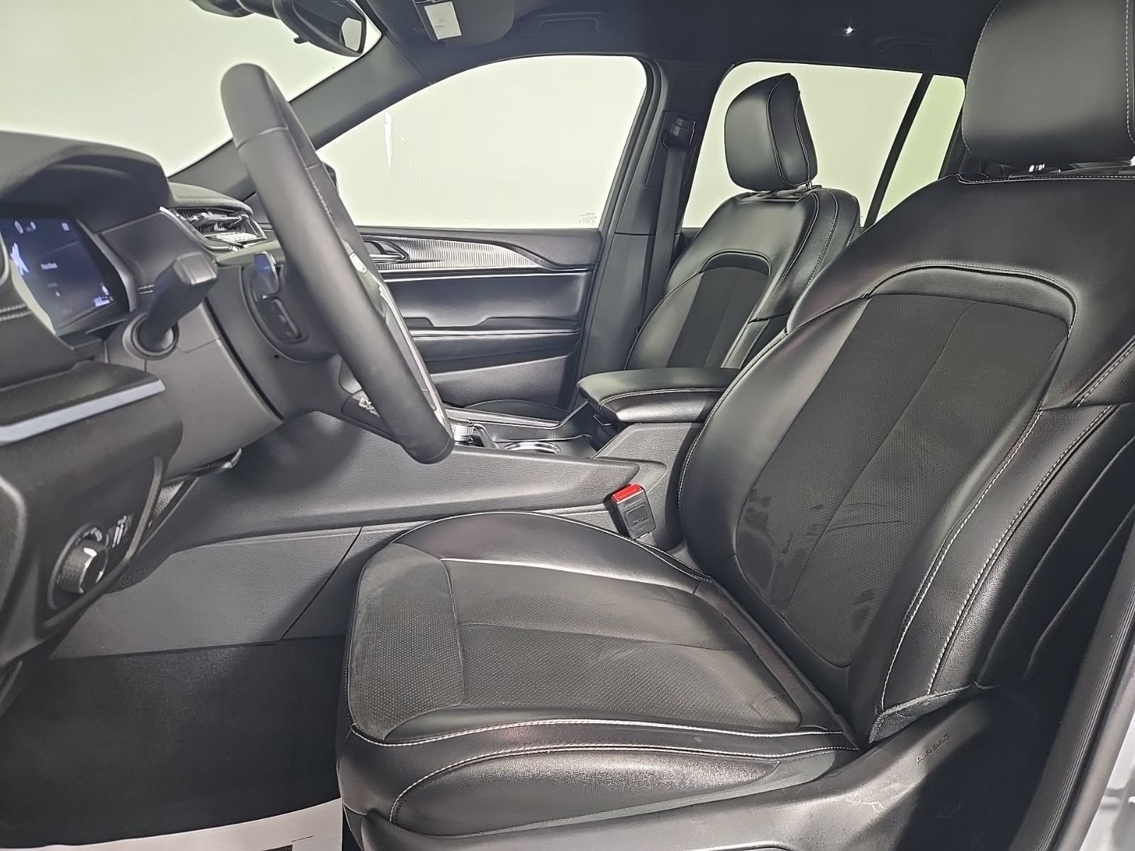 Used 2024 Jeep Grand Cherokee Altitude RWD image 8