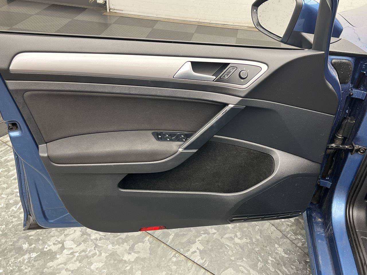 Used 2015 Volkswagen e-Golf Limited Edition FWD image 6