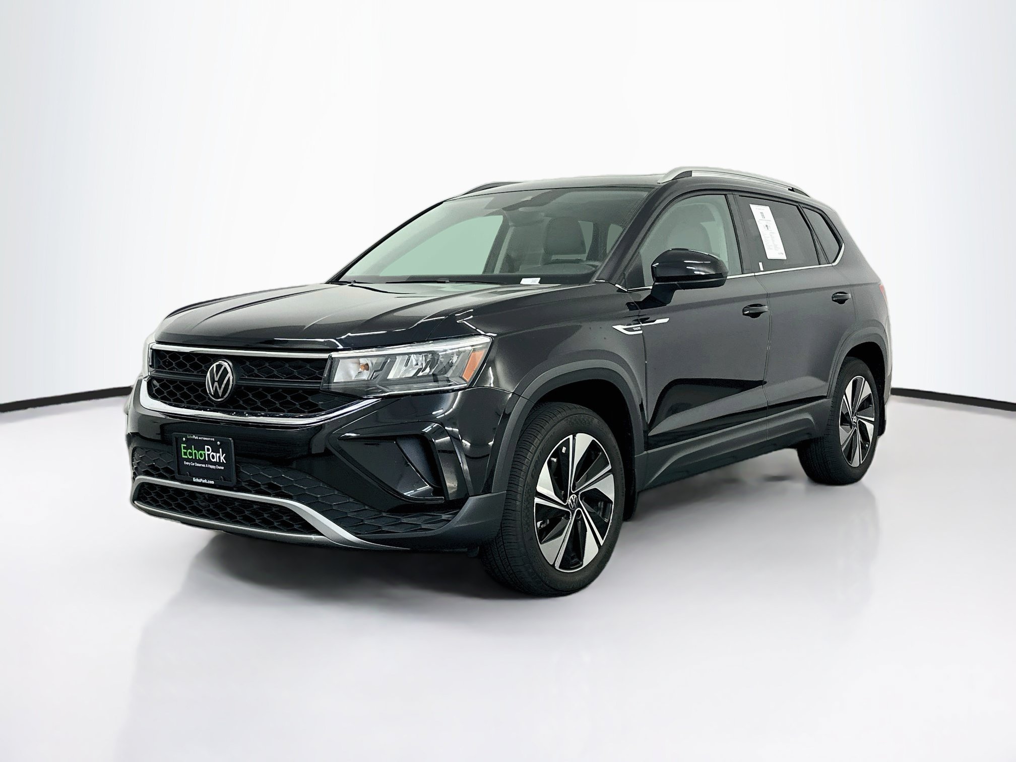Used 2023 Volkswagen Taos SE w/ Panoramic Sunroof Package AWD/4WD image 3