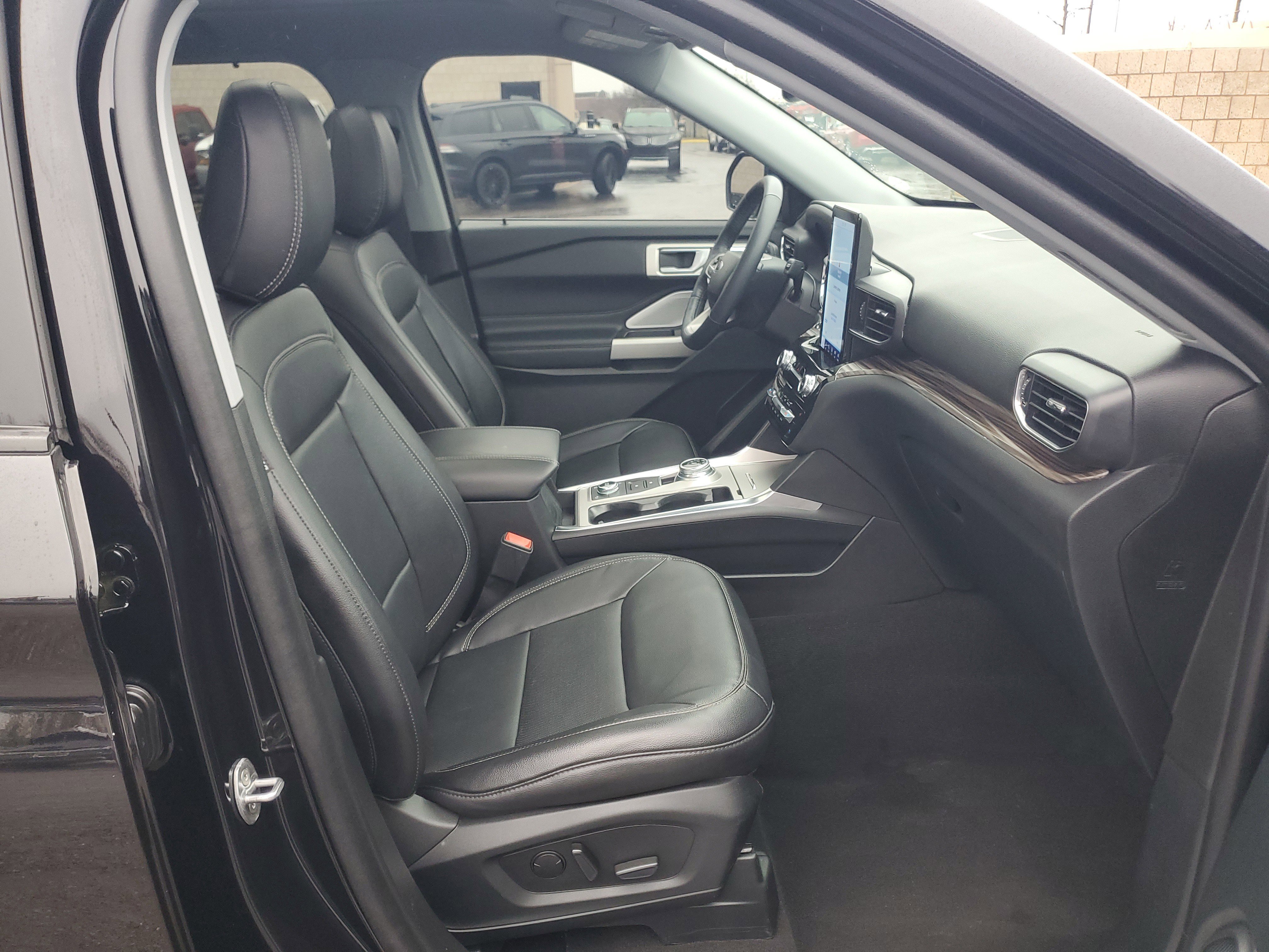 Used 2023 Ford Explorer Limited w/ Limited Technology Package image 9