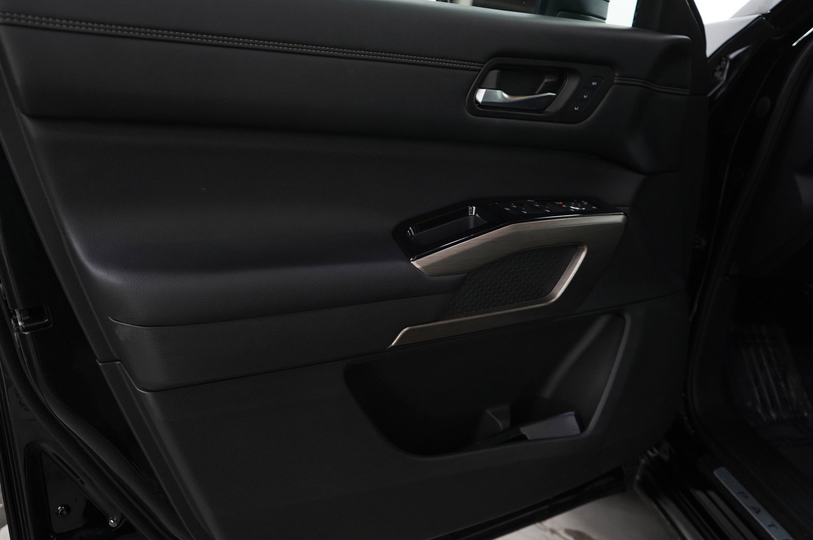 Used 2022 Nissan Pathfinder Platinum w/ Cargo Package image 24