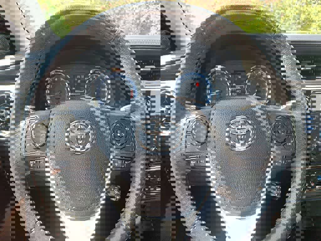 Used 2017 Toyota Corolla SE w/ SE Premium Package FWD image 16