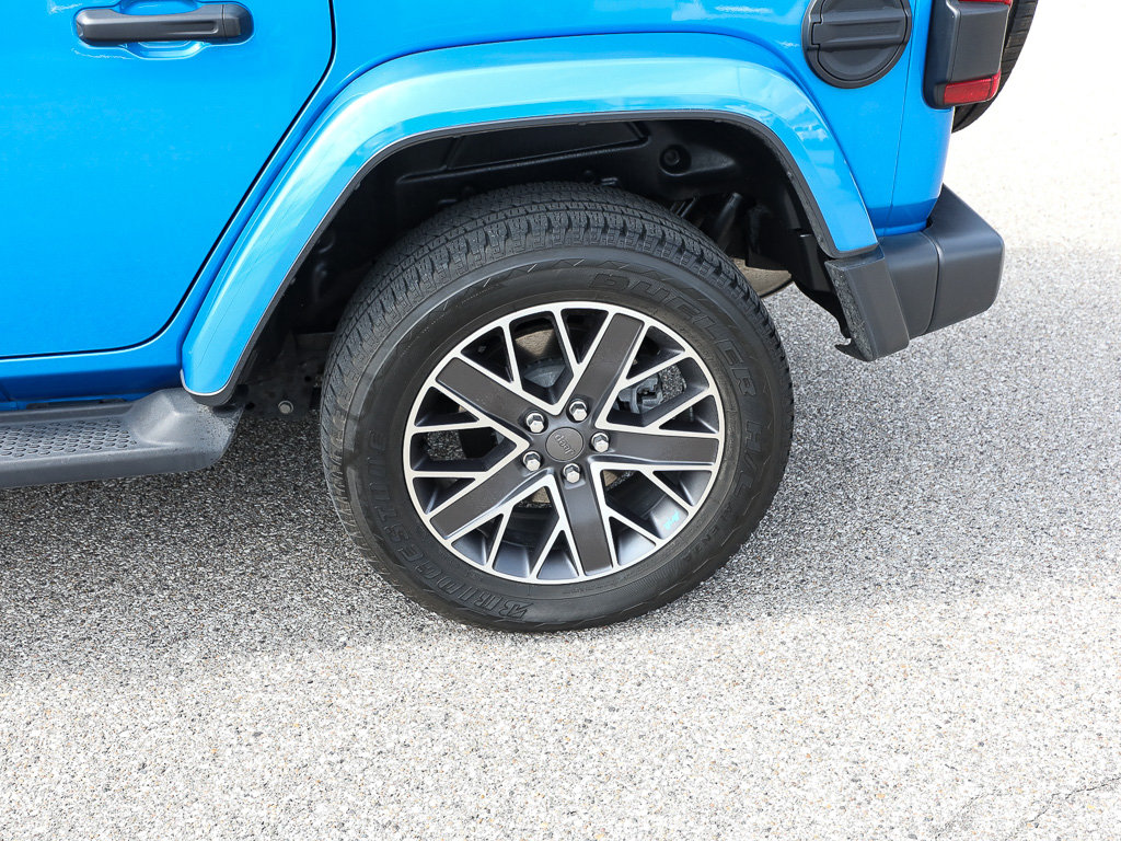 Used 2023 Jeep Wrangler Unlimited Sahara w/ Cold Weather Group AWD/4WD image 4