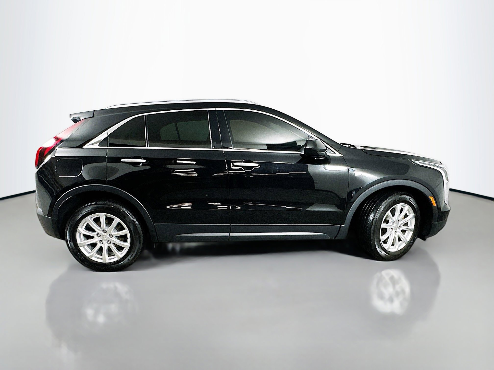 Used 2019 Cadillac XT4 Luxury w/ Cold Weather Package AWD/4WD image 8