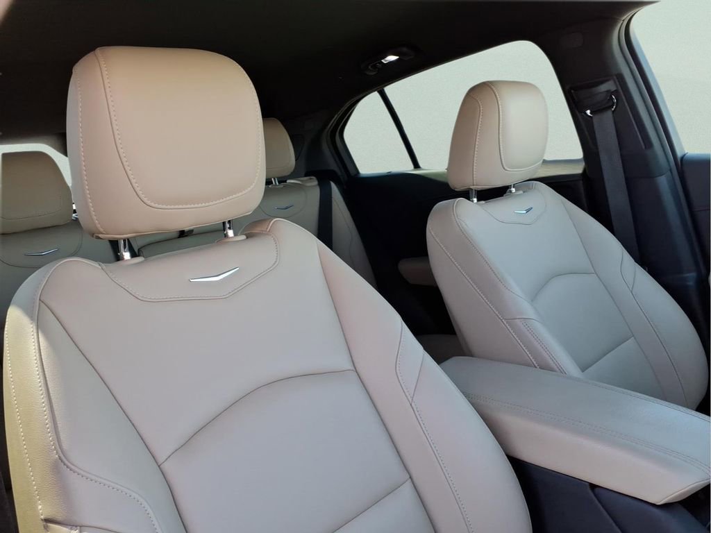 Used 2024 Cadillac XT4 Luxury w/ Cold Weather Package image 15