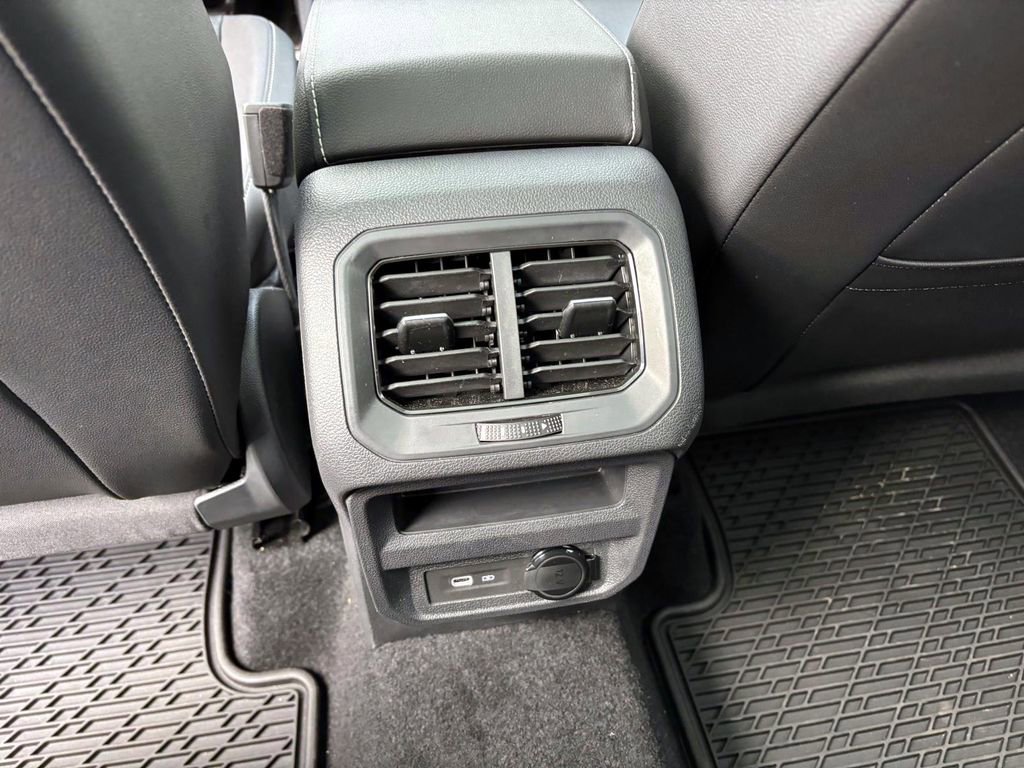 Used 2023 Volkswagen Tiguan SE R-Line image 32