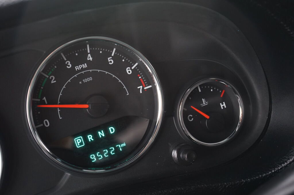 Used 2018 Jeep Wrangler Unlimited Rubicon w/ Connectivity Group image 16