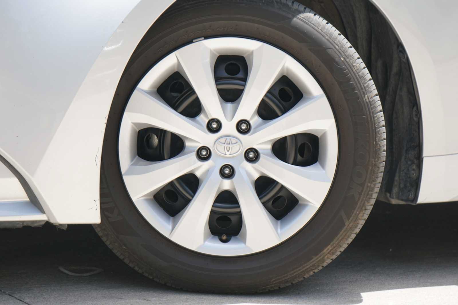 Used 2025 Toyota Corolla LE FWD image 2