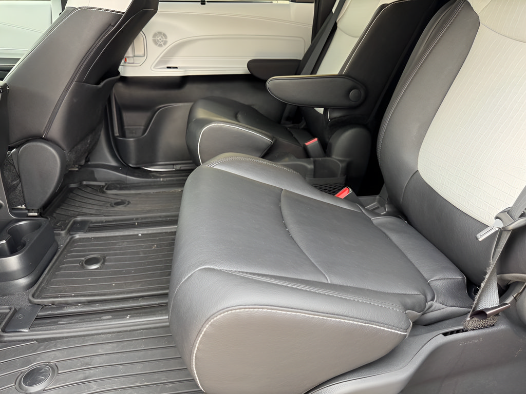Used 2026 Toyota Sienna XSE AWD/4WD image 12