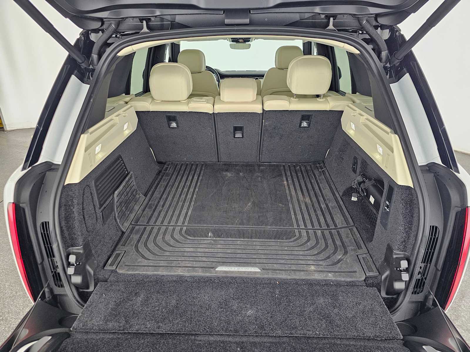 Used 2025 Land Rover Range Rover SE AWD/4WD image 14