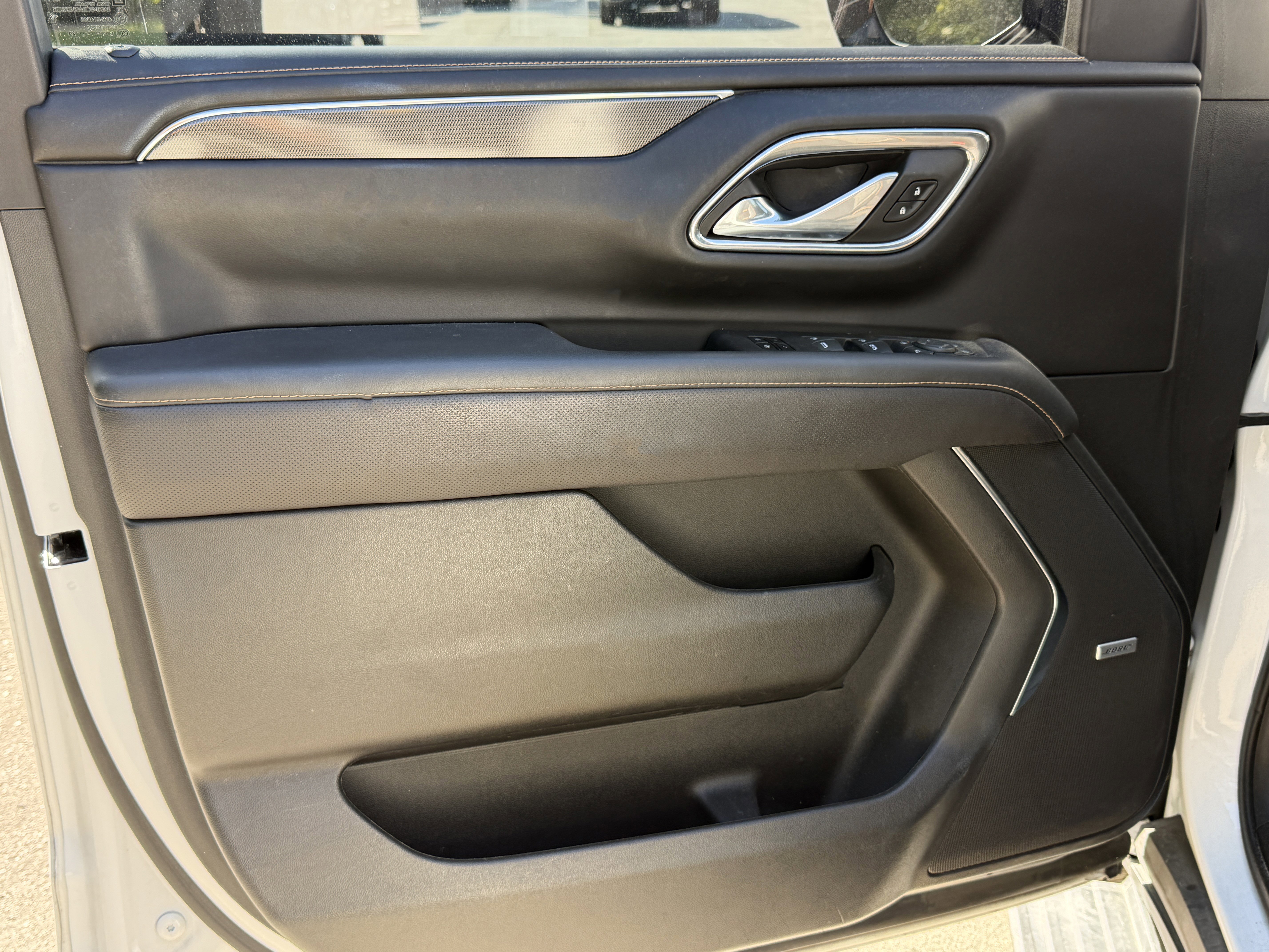Used 2023 GMC Yukon XL AT4 w/ Technology Package AWD/4WD image 4