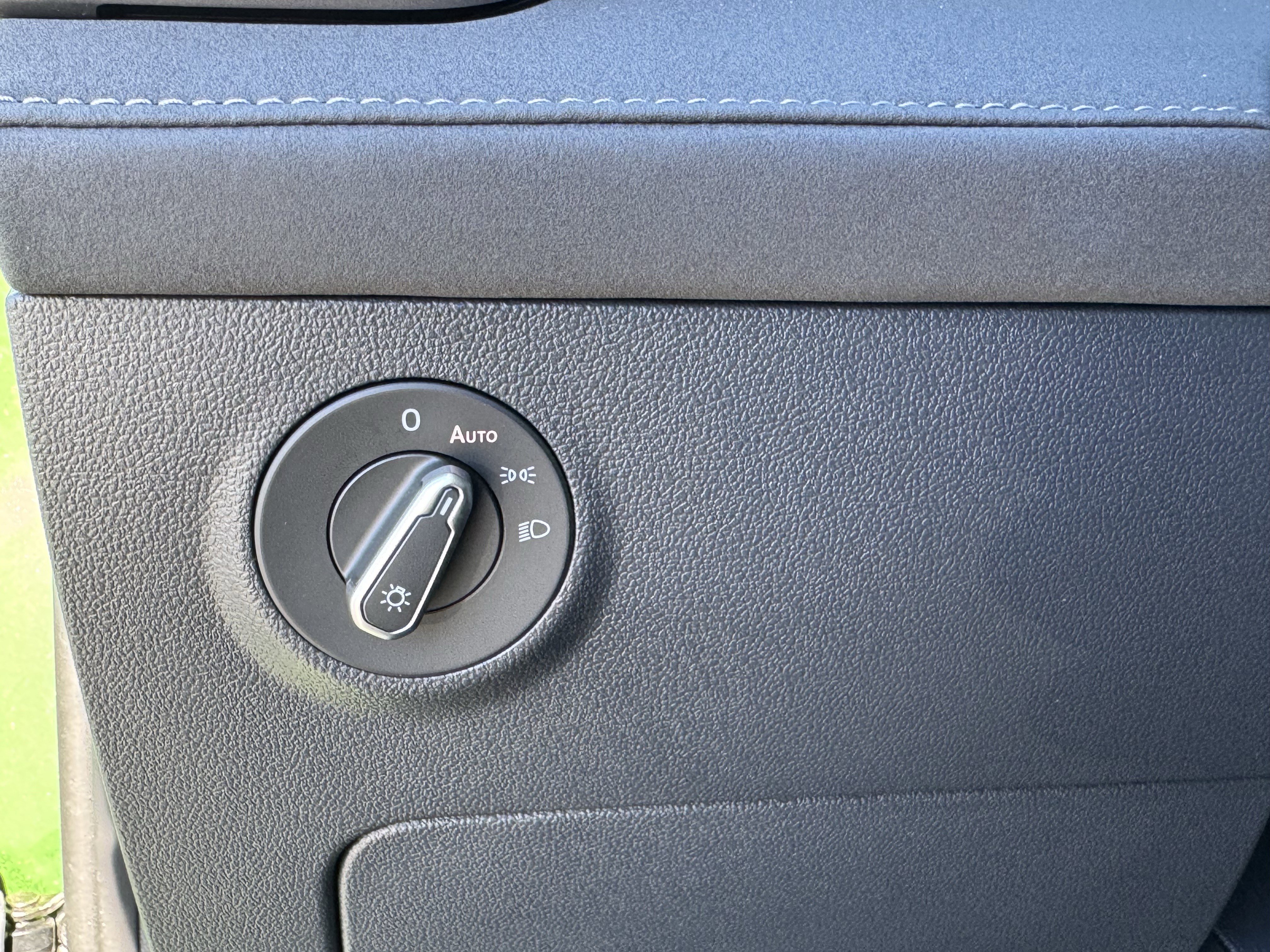 Certified 2025 Volkswagen Taos SE image 30