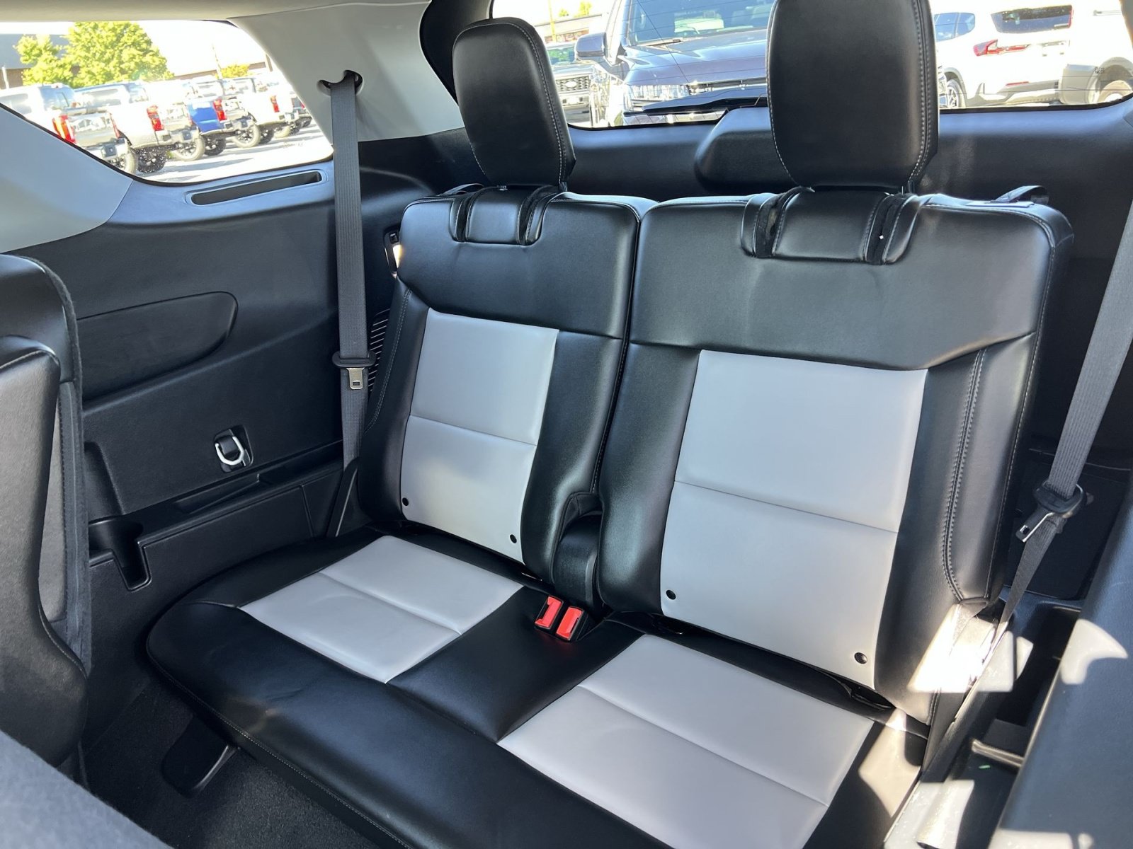 Used 2024 Ford Explorer XLT w/ Equipment Group 202A RWD image 32
