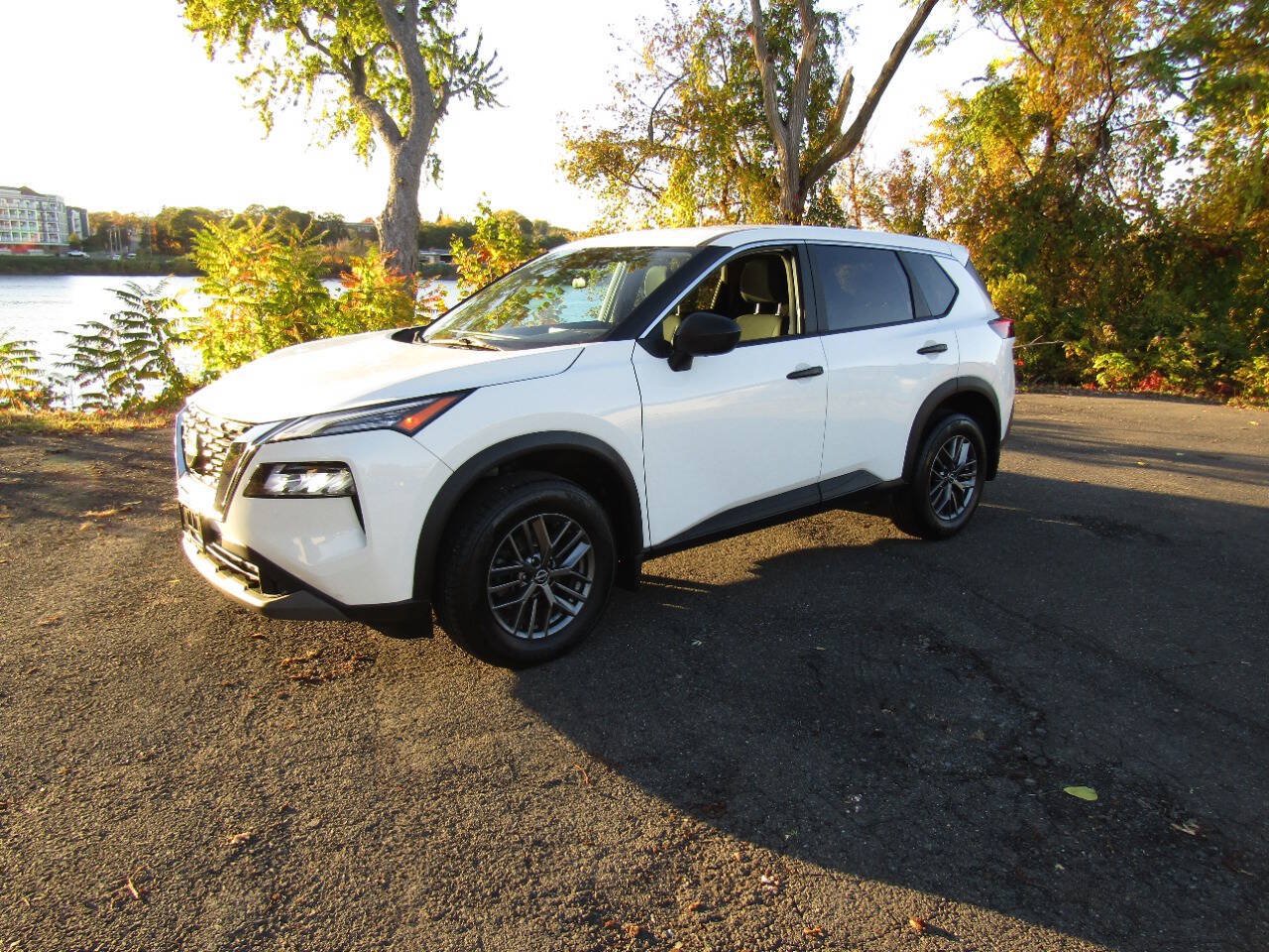 Used 2023 Nissan Rogue S AWD/4WD image 29
