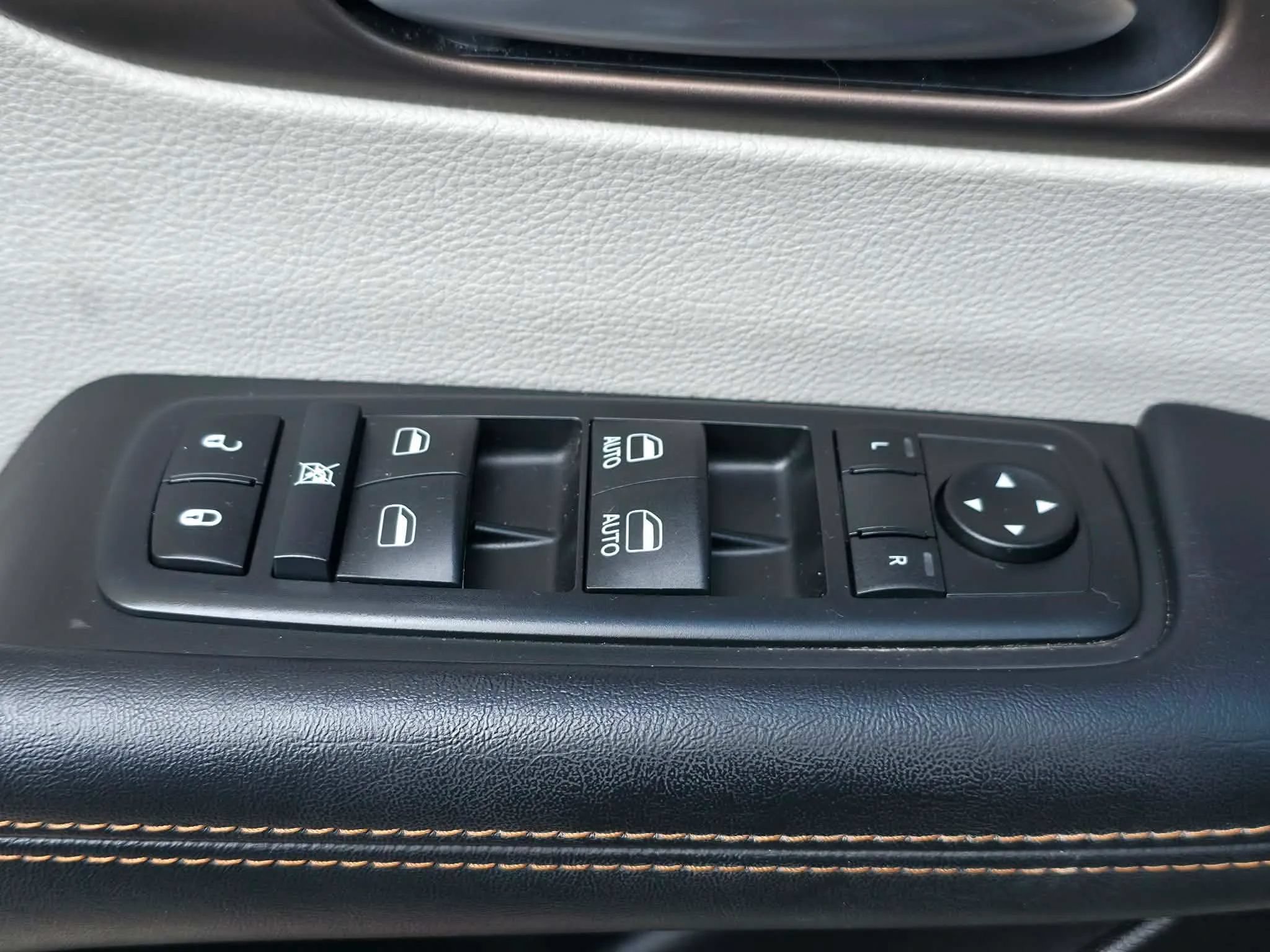 Used 2017 Chrysler Pacifica Touring-L FWD image 32