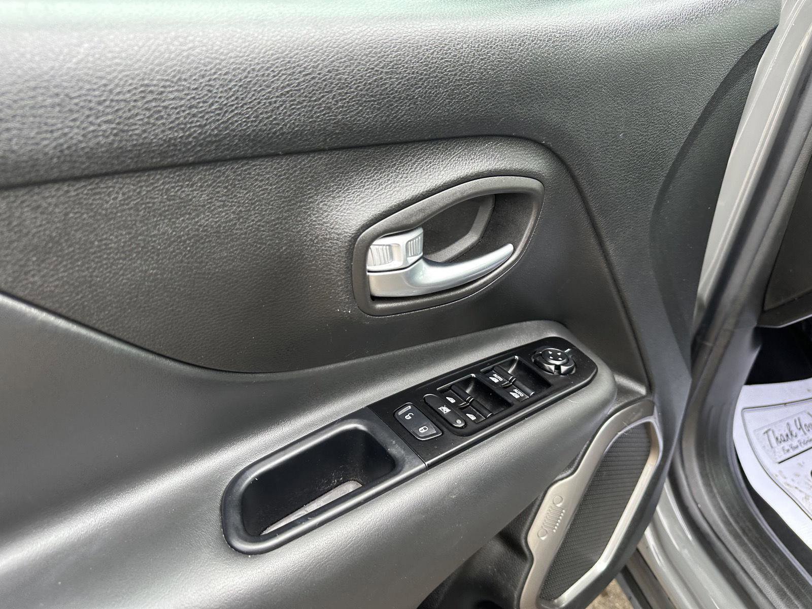 Used 2020 Jeep Renegade Limited AWD/4WD image 18