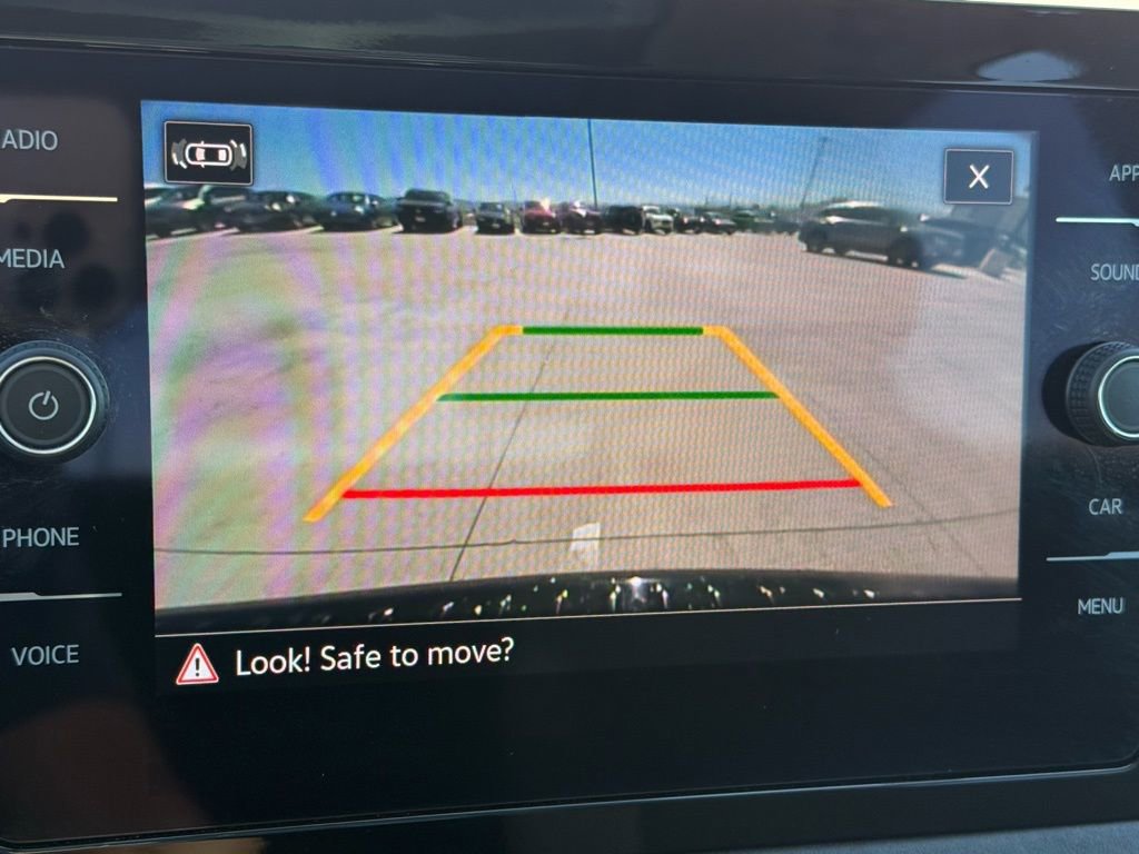 Certified 2025 Volkswagen Taos SE image 10