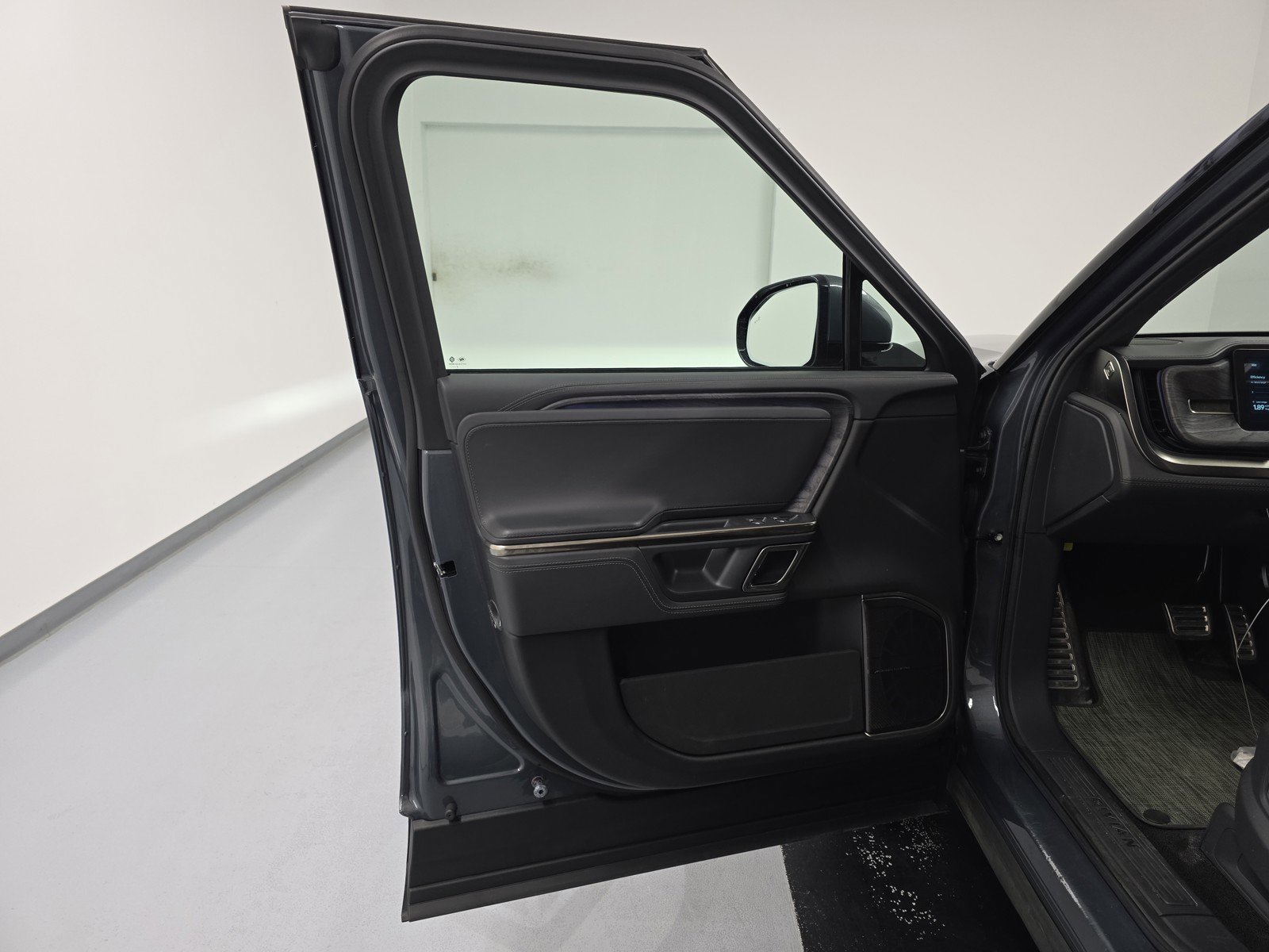 Used 2022 Rivian R1T Adventure image 16