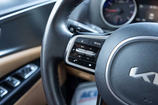 Used 2024 Kia Carnival LX image 21