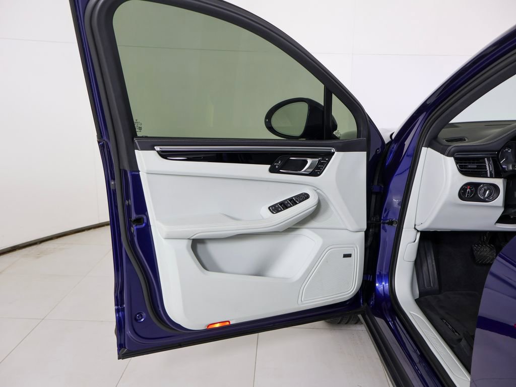 Certified 2024 Porsche Macan image 30